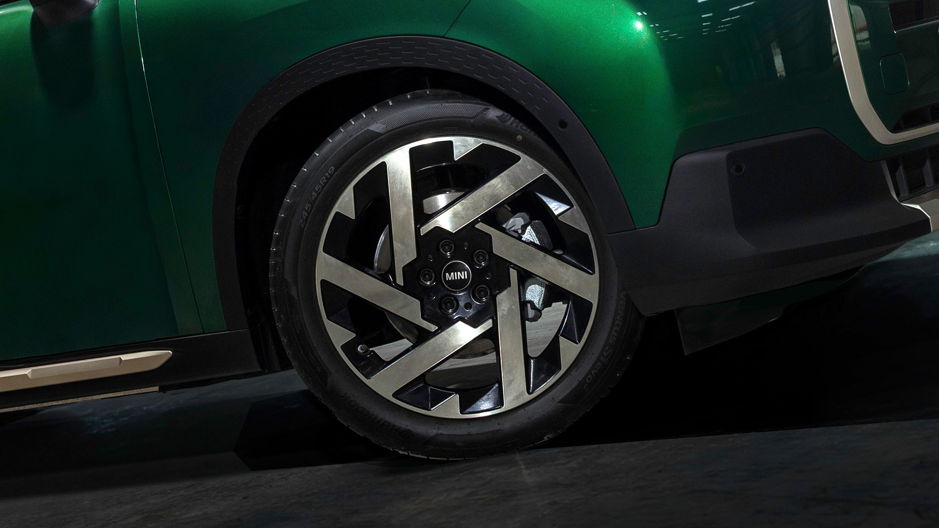 View of the MINI Countryman in Smokey Green and Favoured Style driving off-road